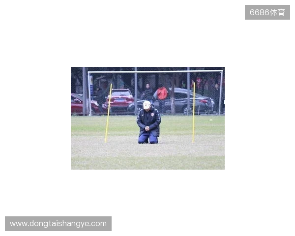 帽子上用中文写着努力、忍耐、牺牲,张外龙:是我作为教练的哲学 帽子上用中文写着努力、忍耐、牺牲,张外龙:是我作为教练的哲学